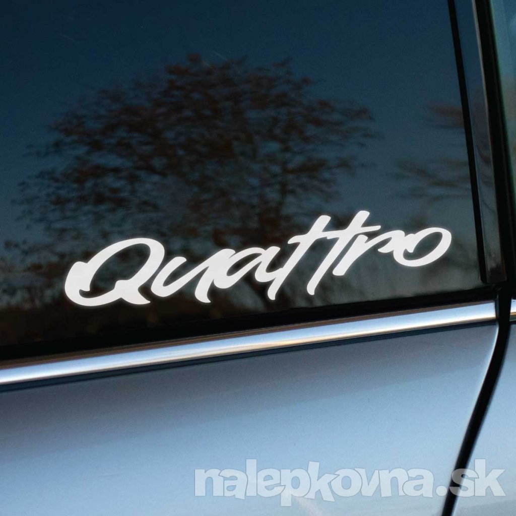 Plotrovaná nálepka s nápisom „Quattro“ v dynamickom rukopisnom štýle, elegantný športový dizajn zvýrazňujúci identitu Audi.