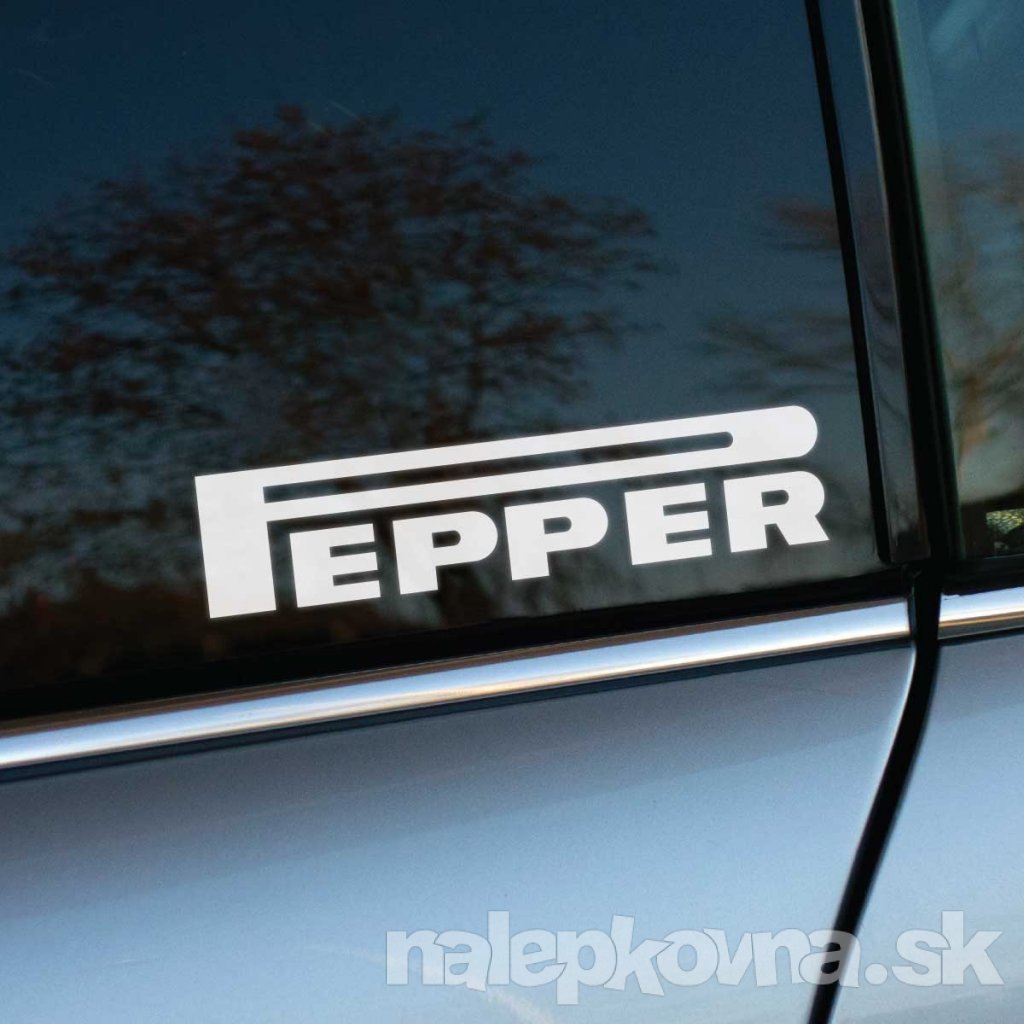 Biela nálepka s nápisom „PEPPER“, ktorá paroduje známe logo Pirelli, je umiestnená na bočnom okne auta. Predĺžený pás nad prvým písmenom „P“ odkazuje na ikonický dizajn pneumatikárskej značky, no s humoristickým nádychom a jedinečnou kreativitou. Táto nálepka je ideálna pre tých, ktorí hľadajú vtipný a originálny spôsob, ako personalizovať svoje vozidlo. Výrazný kontrast na tmavom skle zaisťuje, že nálepka upúta pozornosť. Vyrobená z kvalitného materiálu, je odolná voči poveternostným podmienkam a zaručuje dlhú životnosť.    **Kľúčové slová:** nálepka na auto, PEPPER logo, paródia na Pirelli, biela nálepka, samolepka na sklo, tuning auta, vtipný dizajn, dekorácia na auto, nálepky na vozidlo, personalizácia auta, kreatívne nálepky, štýlové nálepky, paródia, kvalitné nálepky, nálepky na okno auta.