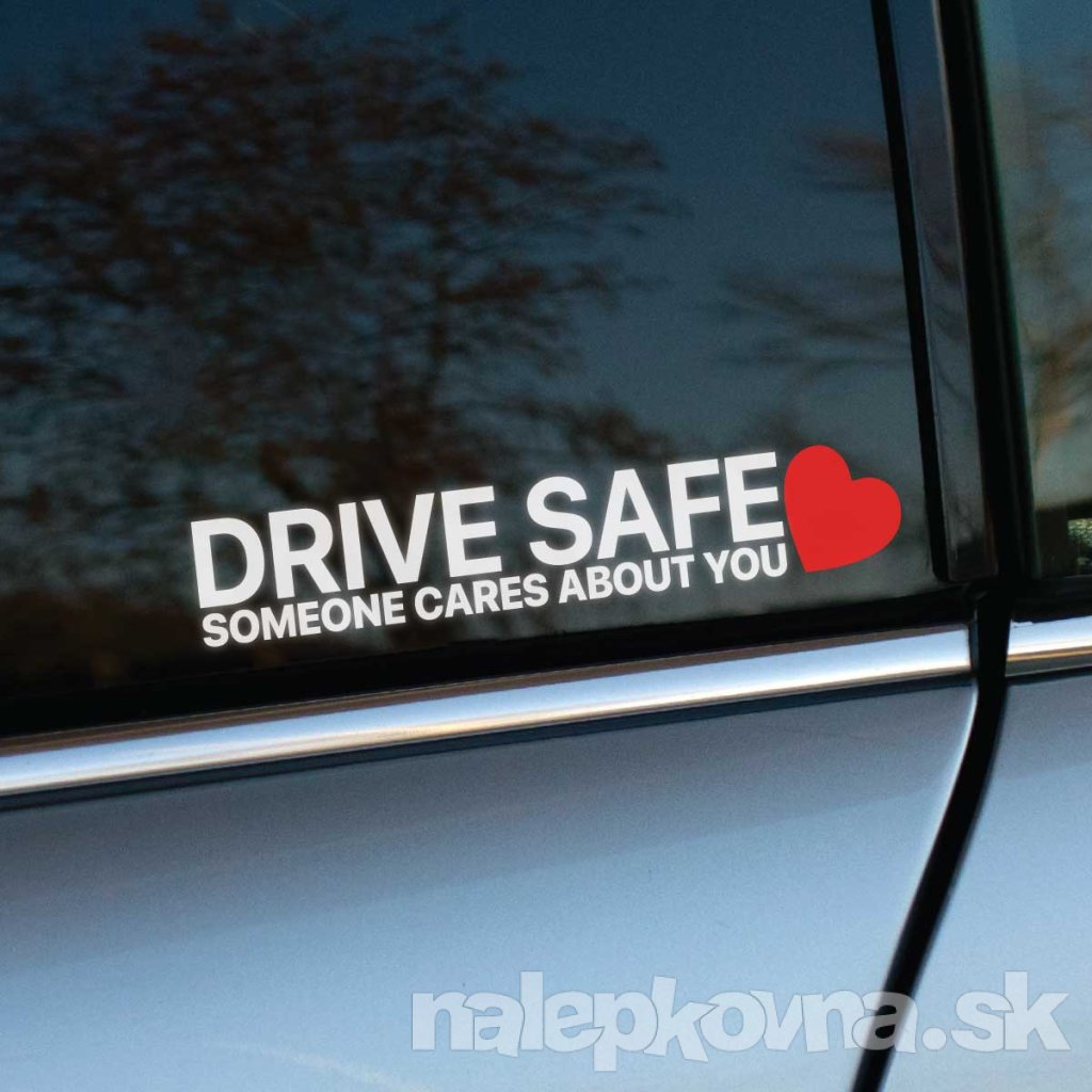 Plotrovaná nálepka s textom „Drive Safe Someone Cares About You“ a jednoduchým motívom srdca ako výzva k bezpečnej jazde.