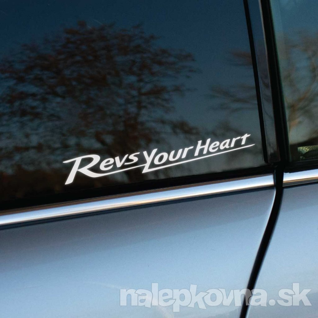 Biela nálepka s nápisom „Revs Your Heart“, ikonickým sloganom značky Yamaha, je elegantne umiestnená na bočnom okne auta. Tento minimalistický dizajn dokonale vyniká na tmavom skle a zdôrazňuje vášeň pre výkon, rýchlosť a dynamiku, ktorú slogan reprezentuje. Ideálny doplnok pre fanúšikov motocyklov, motoršportu a všetkých, ktorí chcú svojmu vozidlu dodať športový a osobitý charakter. Kvalitné prevedenie zabezpečuje dlhodobú trvácnosť a odolnosť voči poveternostným podmienkam.    **Kľúčové slová:** nálepka na auto, Revs Your Heart, Yamaha slogan, biela nálepka, samolepka na sklo, športový dizajn, tuning auta, dekorácia na auto, motoršport, kvalitné nálepky, personalizácia auta, moderný vzhľad auta, vášeň pre výkon, nálepky na okno auta, dynamický dizajn, motocykle.
