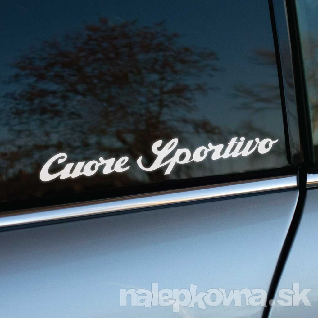 Plotrovaná nálepka s textom „Cuore Sportivo“ v elegantnom dynamickom písme, odkazujúca na športového ducha Alfa Romeo.