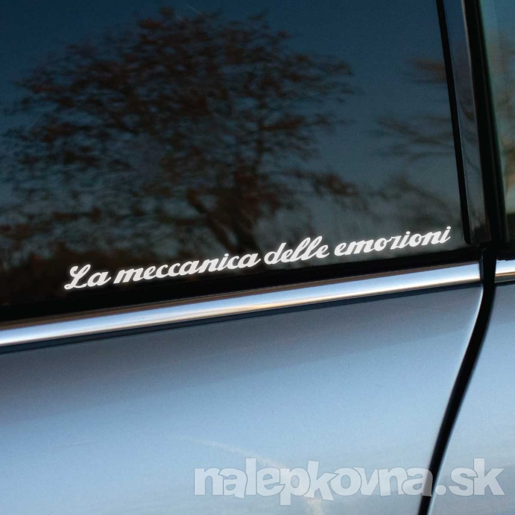 Plotrovaná nálepka s nápisom „La meccanica delle emozioni“ v elegantnom skriptovom štýle, slogan značky Alfa Romeo.