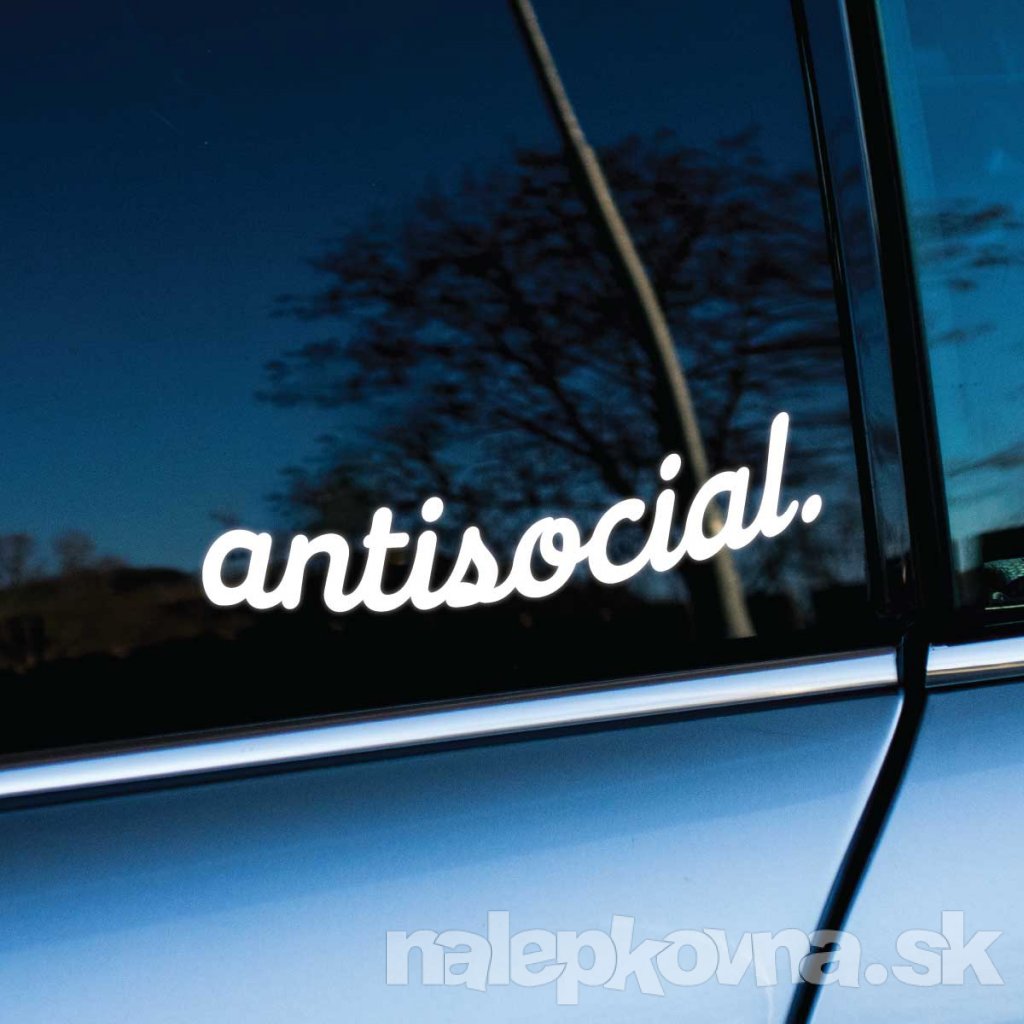 Minimalistická nálepka s nápisom „antisocial.“ dokonale vystihuje štýl pre tých, ktorí sa vyhýbajú davu a preferujú svoj vlastný priestor. S moderným písaným písmom pôsobí štýlovo a mierne provokatívne. Tento doplnok vyjadruje postoj nezávislosti a odlišnosti a pritiahne pozornosť každého, kto zdieľa rovnaký postoj. Ideálna nálepka pre auto, ktoré preferuje jazdu v pokoji, bez spoločenských očakávaní.
