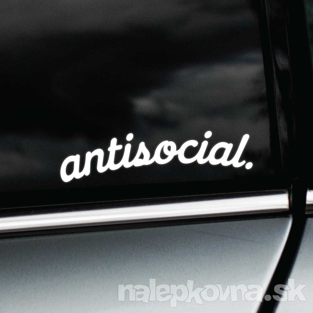 Jednoduchá biela nálepka „antisocial.“ na okne auta dodáva vozidlu osobitý nádych a vyjadruje postoj vodiča s dávkou humoru a sebairónie. Ideálna pre tých, ktorí preferujú vlastný priestor a nezávislosť, a neboja sa to ukázať. Tento minimalistický dizajn pritiahne pozornosť a určite vyvolá úsmev u okoloidúcich. Perfektný detail pre všetkých, ktorí majú radi nenápadný štýl s jemným odkazom.