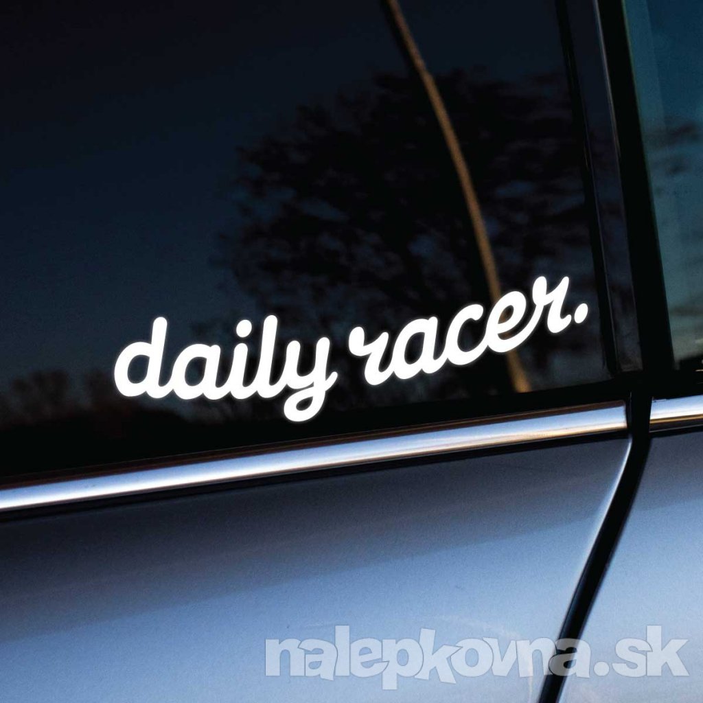 Biela nálepka „daily racer.“ na okne auta vystihuje ducha každodenného vodiča so závodným srdcom. Tento jednoduchý, ale štýlový dizajn dodáva autu športový nádych a je ideálny pre tých, ktorí si užívajú adrenalín na cestách aj počas bežných jázd. Perfektný doplnok pre milovníkov rýchlosti, ktorí chcú vyjadriť svoju vášeň pre automobilový šport s dávkou humoru a originality.