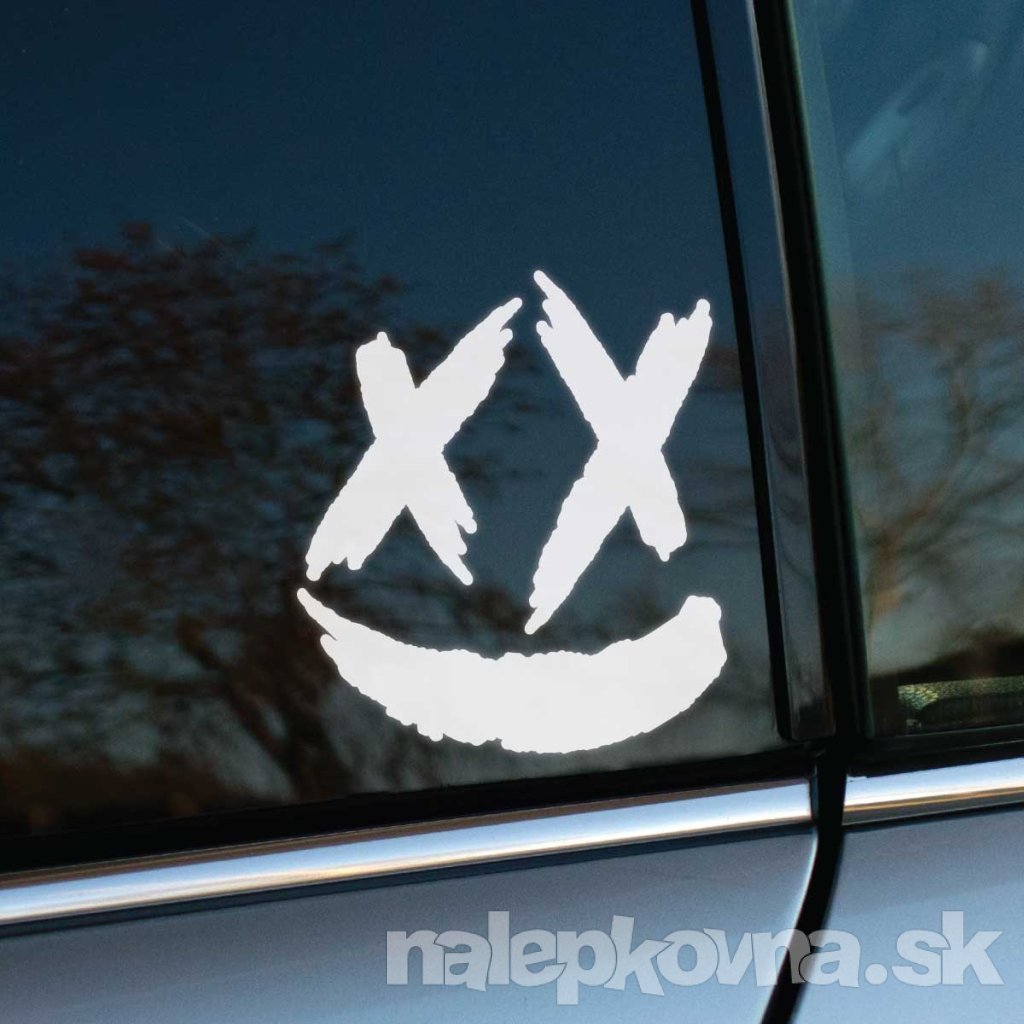 Plotrovaná nálepka na auto s minimalistickou tvárou, preškrtnutými očami a výrazným širokým úsmevom.