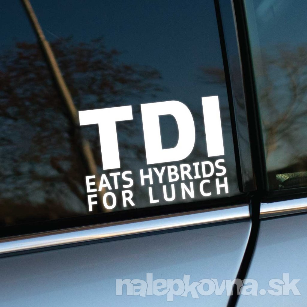 Vtipná a sebavedomá nálepka s nápisom „TDI eats hybrids for lunch“ je ideálna pre majiteľov dieselových áut s technológiou TDI, ktorí sa hrdo hlásia k výkonu svojho vozidla. Táto biela nálepka na okne auta posiela humorný odkaz a zaručene upúta pozornosť, najmä fanúšikov klasických spaľovacích motorov. Perfektný doplnok pre tých, ktorí chcú pridať svojmu autu dávku charakteru a humoru.