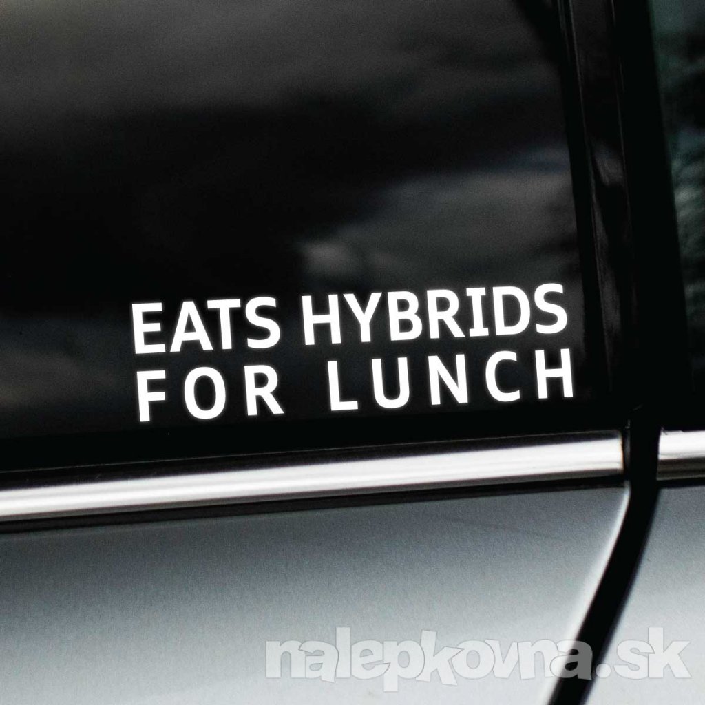 Humorná nálepka s nápisom „Eats hybrids for lunch“ dáva jasne najavo postoj majiteľa k tradičným spaľovacím motorom. Táto biela nálepka na okne auta určite rozosmeje fanúšikov výkonu a automobilového humoru, najmä tých, ktorí preferujú klasické motory pred hybridmi. Ideálny detail pre vodičov, ktorí chcú svojmu vozidlu dodať osobnosť a sebavedomý odkaz.