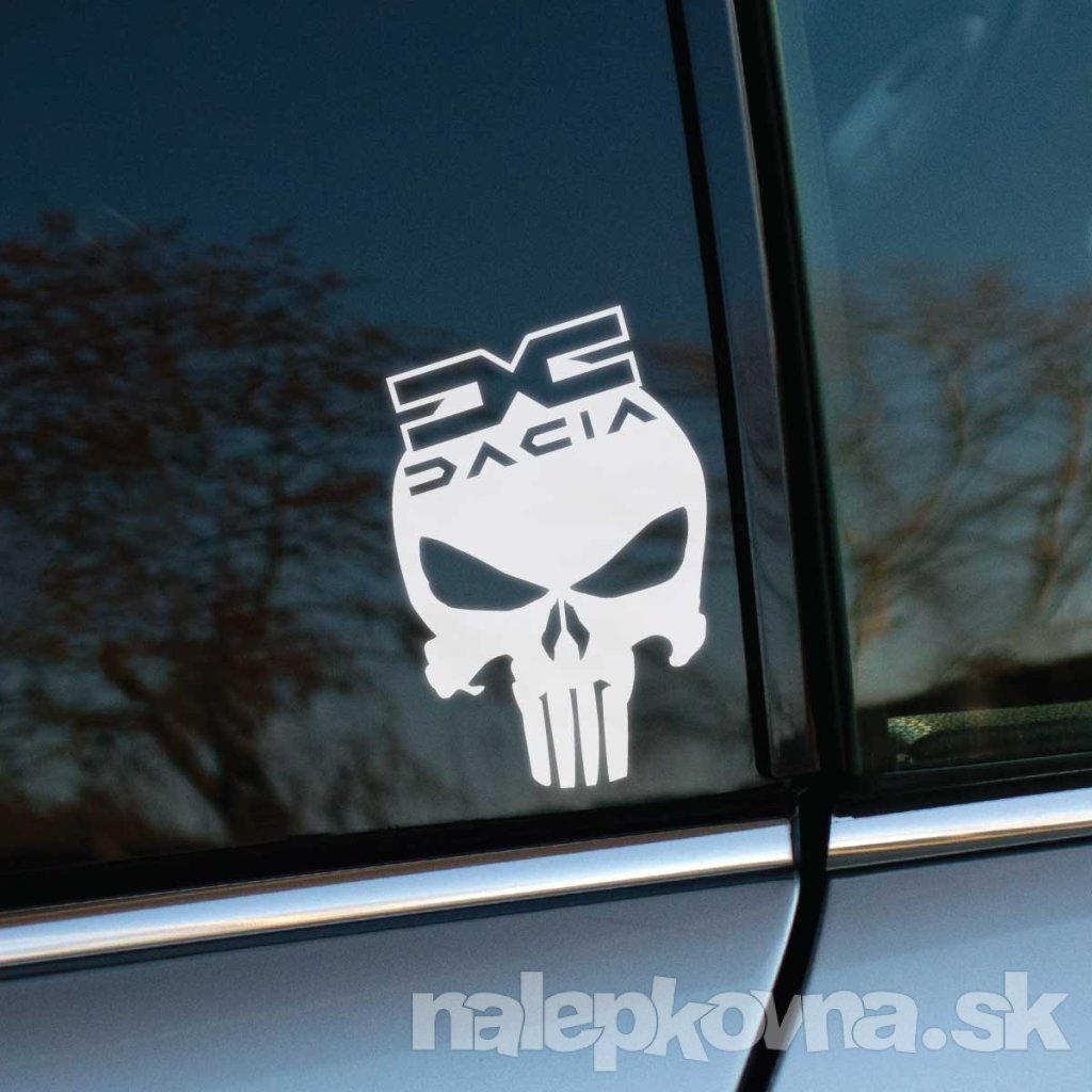 Na obrázku je automobil značky Dacia, ktorý zdobí biela nálepka s dizajnom lebky inšpirovanej postavou The Punisher. Lebka je doplnená logom Dacia, ktoré je umiestnené na vrchu. Táto nálepka dodáva autu výrazný a drsný vzhľad, ktorý okamžite upúta pozornosť. Je ideálna pre majiteľov vozidiel Dacia, ktorí chcú svojmu autu pridať osobitý štýl a zvýrazniť jeho jedinečný charakter. Skvelý doplnok pre tých, ktorí hľadajú kreatívne a odvážne dekorácie pre svoje vozidlo.