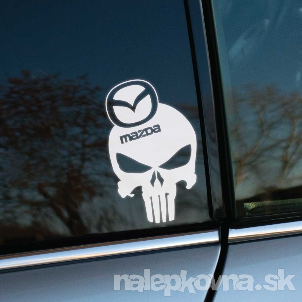 Na fotografii je automobil značky Mazda, na ktorom je nalepená biela nálepka s motívom lebky inšpirovanej postavou The Punisher, doplnená o logo Mazda. Táto nálepka dodáva autu odvážny a výrazný vzhľad, čo osloví majiteľov vozidiel Mazda, ktorí chcú svojmu vozidlu pridať štipku osobitosti a zvýrazniť jeho športový charakter. Perfektný doplnok pre tých, ktorí hľadajú originálne a výrazné dekorácie pre svoje auto.