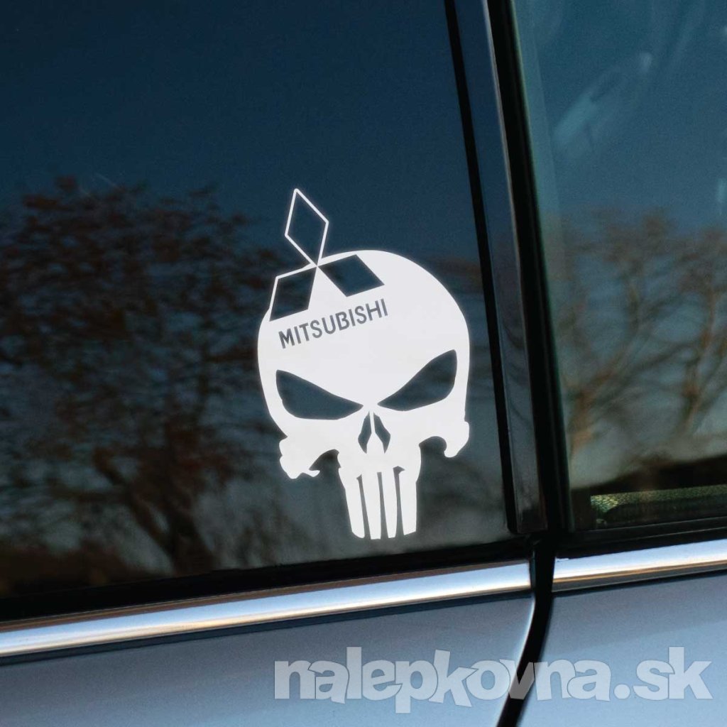Na obrázku je automobil značky Mitsubishi, na ktorom je umiestnená biela nálepka s motívom lebky inšpirovanej postavou The Punisher, pričom logo Mitsubishi je umiestnené na vrchu lebky. Táto nálepka pridáva autu drsný a výrazný vzhľad, ideálny pre majiteľov vozidiel Mitsubishi, ktorí chcú svoje auto ozvláštniť a zvýrazniť svoj štýl. Výborná voľba pre tých, ktorí hľadajú originálne dekorácie pre svoje auto.