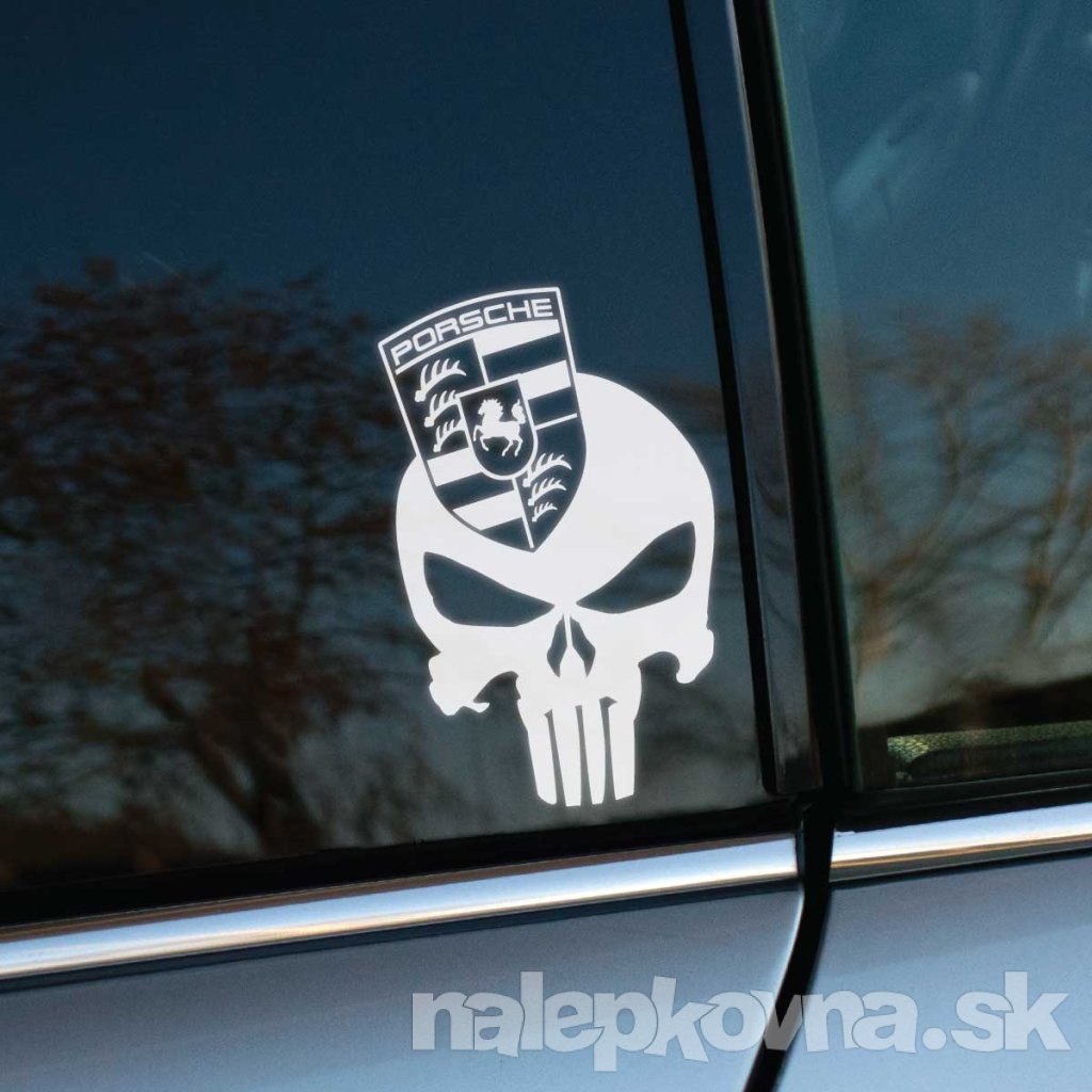 Biela nálepka na okne auta zobrazuje lebku s logom Porsche na vrchole. Tento dizajn vytvára výrazný kontrast na tmavom pozadí skla a dodáva vozidlu exkluzívny a zároveň odvážny vzhľad. Ideálna pre majiteľov vozidiel značky Porsche, ktorí chcú svoje auto personalizovať a zdôrazniť svoj jedinečný štýl. Táto nálepka je perfektným doplnkom pre tých, ktorí hľadajú spôsob, ako zvýrazniť športový a prestížny charakter svojho vozidla na cestách.