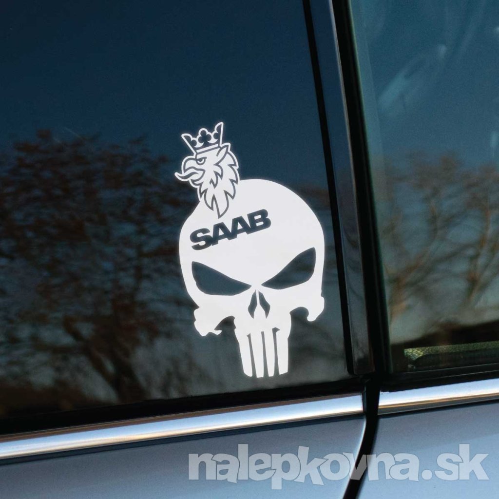 Biela nálepka na okne auta zobrazuje lebku s logom Saab, ktoré je umiestnené na vrchole, spolu s ikonickým symbolom leva s korunou. Tento výrazný dizajn vyniká na tmavom pozadí skla a dodáva vozidlu jedinečný a drsný vzhľad. Ideálna pre majiteľov vozidiel Saab, ktorí chcú svoje auto personalizovať a zdôrazniť svoju vášeň pre túto švédsku automobilovú značku. Táto nálepka je perfektným doplnkom pre tých, ktorí hľadajú originálny a odvážny štýl pre svoje auto.