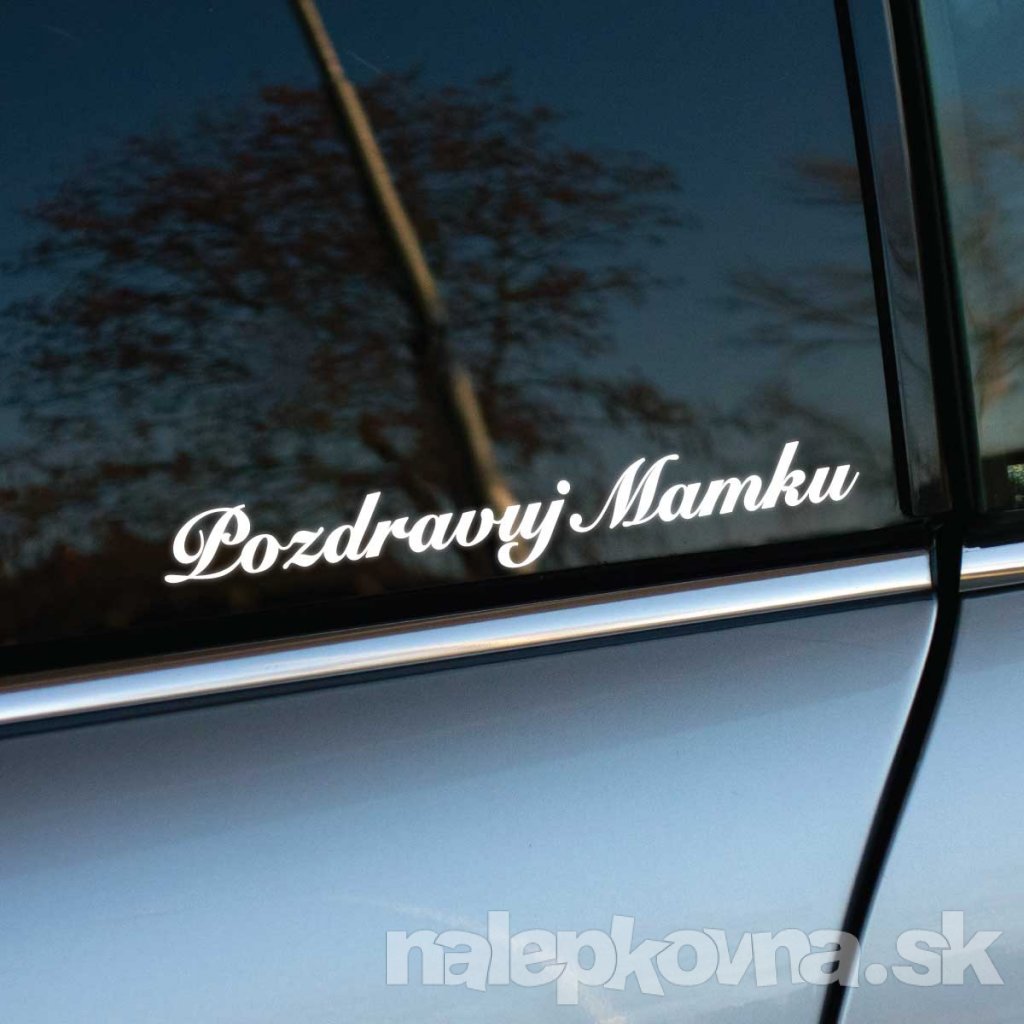 Elegantná nálepka na okne auta s textom „Pozdravuj mamku“ v ozdobnom písme pôsobí štýlovo a zároveň zábavne. Biela farba písma na tmavom skle vytvára príjemný kontrast, vďaka ktorému je nápis dobre viditeľný aj z diaľky. Táto nálepka je ideálna pre vodičov, ktorí chcú pridať svojmu autu osobný a vtipný detail, ktorý rozosmeje ostatných na cestách. Výborný doplnok pre tých, ktorí oceňujú humor aj s dávkou elegancie.