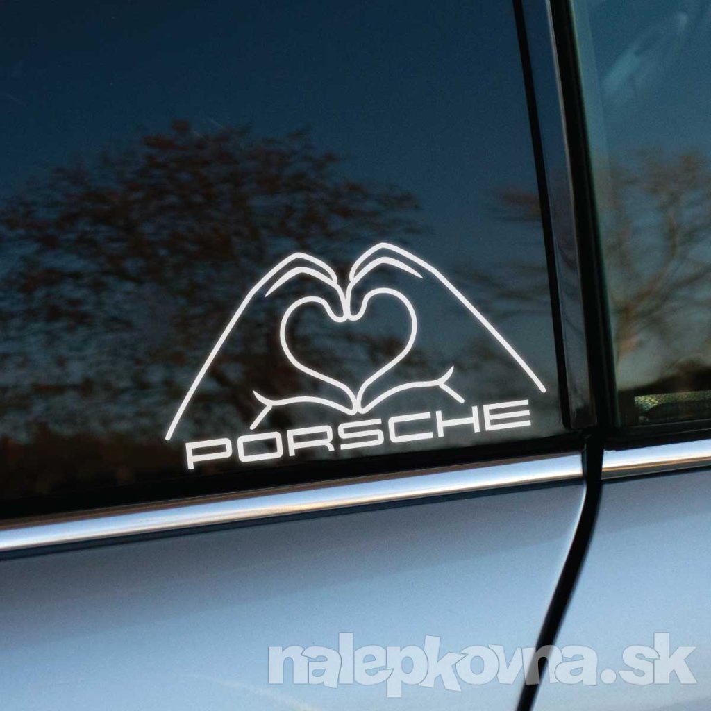 Štýlová nálepka na zadnom okne auta s nápisom „Porsche“ zobrazuje ruky, ktoré tvoria srdce. Táto vkusná dekorácia je ideálna pre majiteľov Porsche, ktorí chcú vyjadriť svoju lásku k svojmu vozidlu. Perfektný spôsob, ako pridať osobný dotyk a jedinečný vzhľad vášmu autu pomocou kvalitných auto nálepiek.