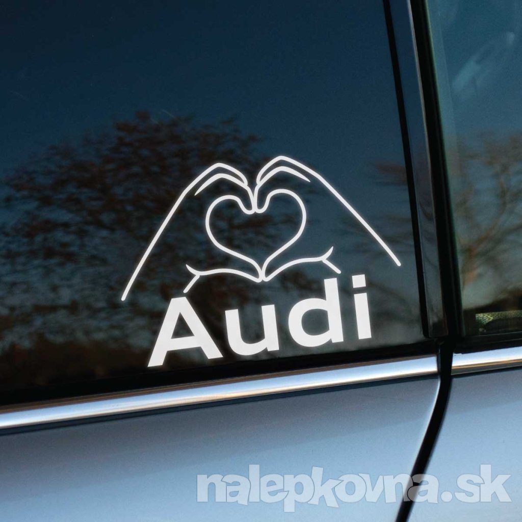 Plotrovaná nálepka s nápisom Audi a motívom rúk formujúcich srdce, jednoduchý a štýlový dizajn pre fanúšikov značky.