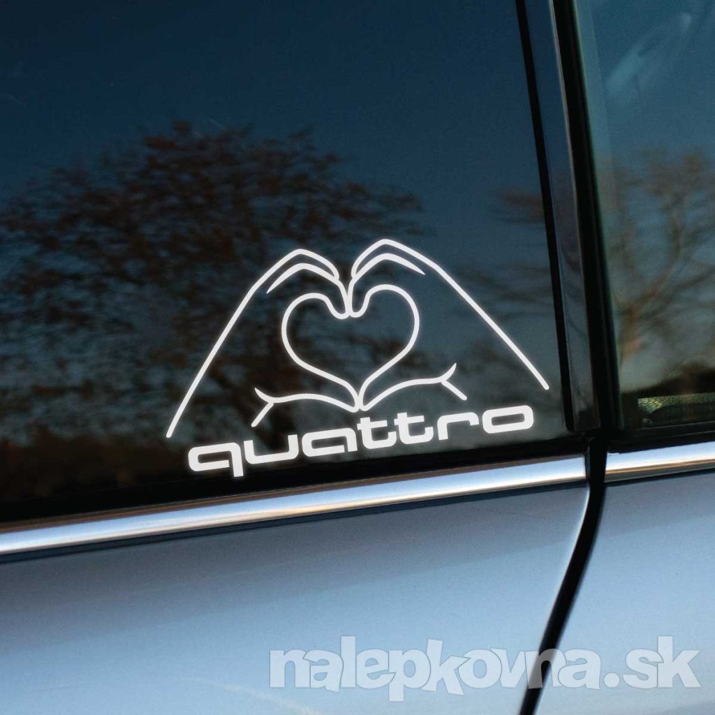Plotrovaná nálepka s nápisom quattro a siluetou rúk vytvárajúcich srdce, decentný dizajn pre milovníkov Audi quattro.