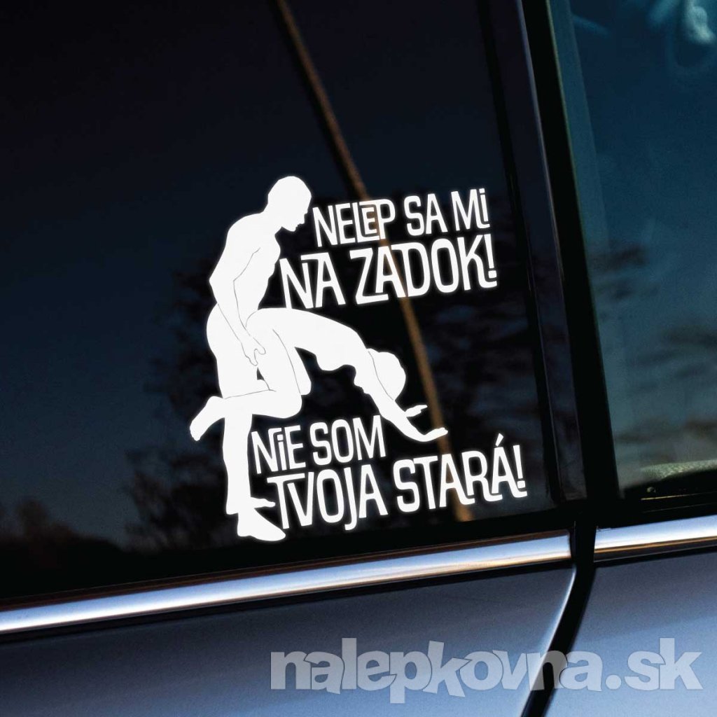Vtipná nálepka na aute s textom „Nelep sa mi na zadok! Nie som tvoja stará!“ sprevádzaná ilustráciou dvoch postáv, nalepená na zadnom bočnom okne strieborného auta. Tento zábavný a provokatívny dizajn upozorňuje ostatných vodičov, aby dodržiavali bezpečnú vzdialenosť, a zároveň pridáva autu osobitý humoristický nádych. Perfektný doplnok pre tých, ktorí chcú na ceste vyjadriť svoj názor s vtipom.
