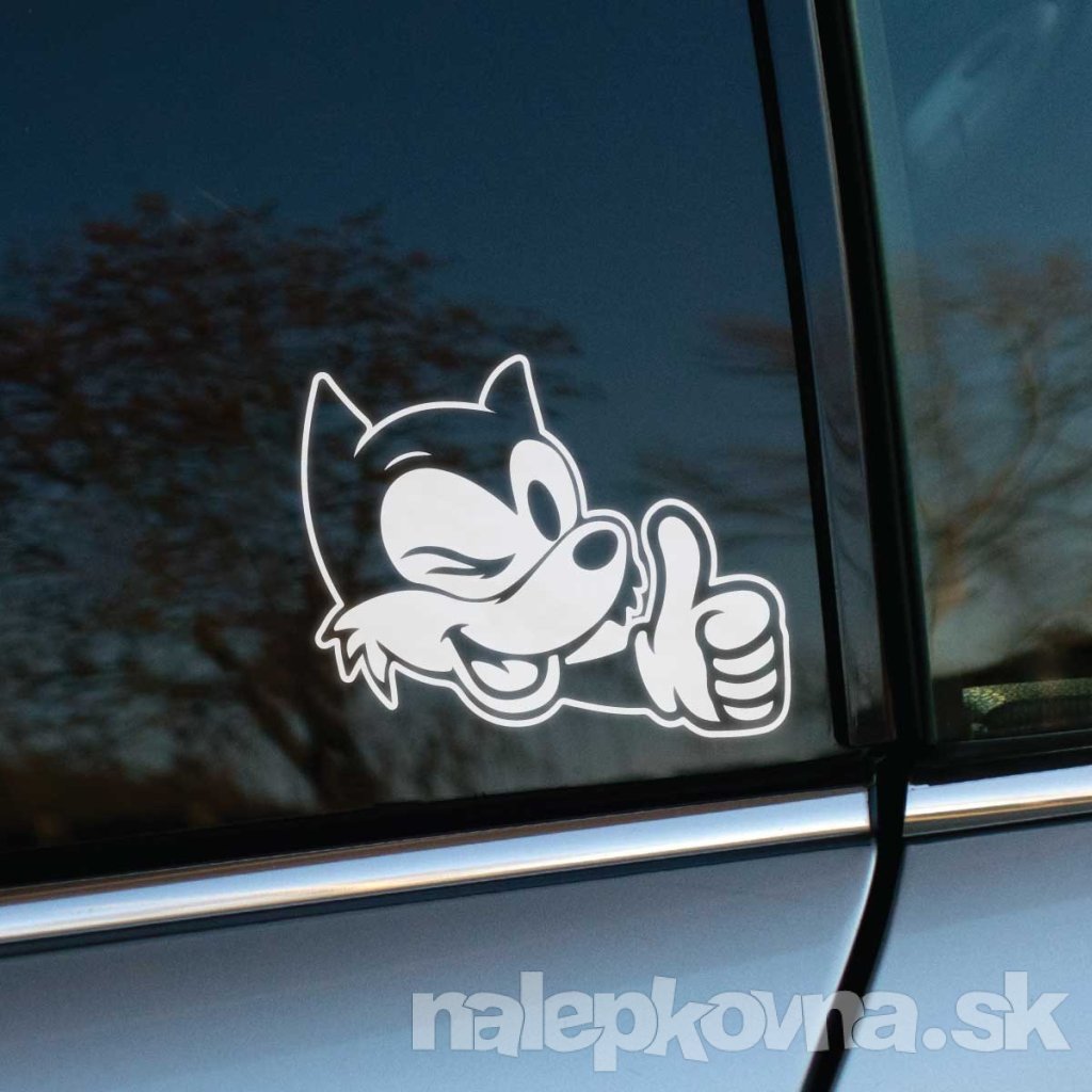 Plotrovaná nálepka na auto s retro kreslenou postavičkou mačky, ktorá žmurká a ukazuje palec hore v štýle vintage cartoon.