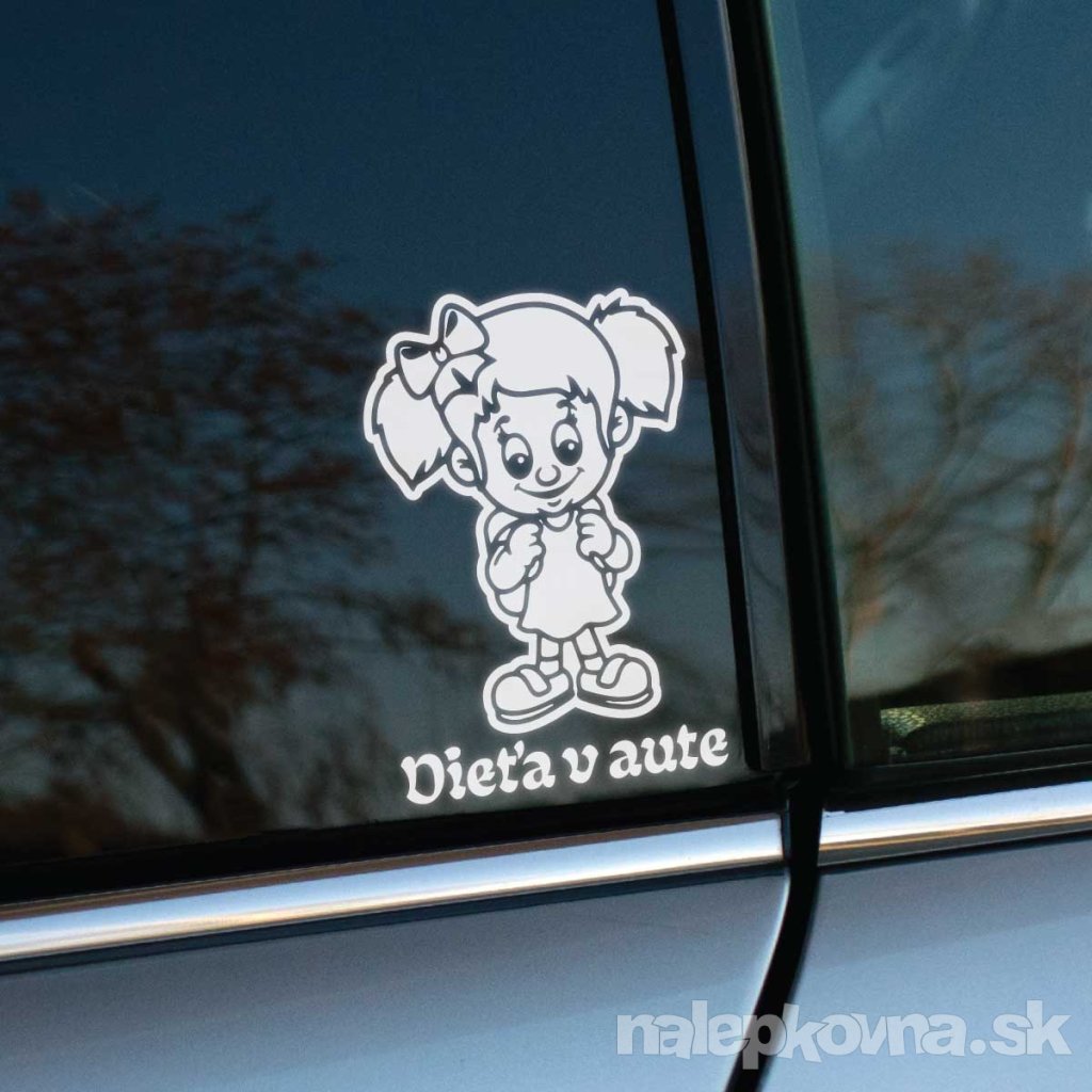 Plotrovaná nálepka s ilustráciou usmievavej školáčky s ruksakom a dvoma copmi ozdobenými mašľou. Pod postavou sa nachádza nápis Dieťa v aute v oblom a tučnom type písma.