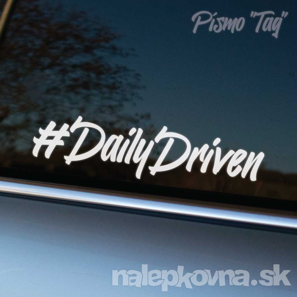 Na fotografii je biela nálepka s nápisom „#DailyDriven“ v štýlovom písme „tag“, nalepená na zadnom okne auta. Tento dizajn symbolizuje každodenné používanie vozidla a vášeň pre jazdu. Nálepka pôsobí energicky a dynamicky, čím dodáva autu osobitý charakter. Ideálna pre vodičov, ktorí svoje auto používajú na denné dochádzanie a zároveň chcú vyjadriť svoju oddanosť k svojmu vozidlu. Skvelý doplnok pre všetkých, ktorí sa radi pochvália svojim každodenným spoločníkom na cestách.
