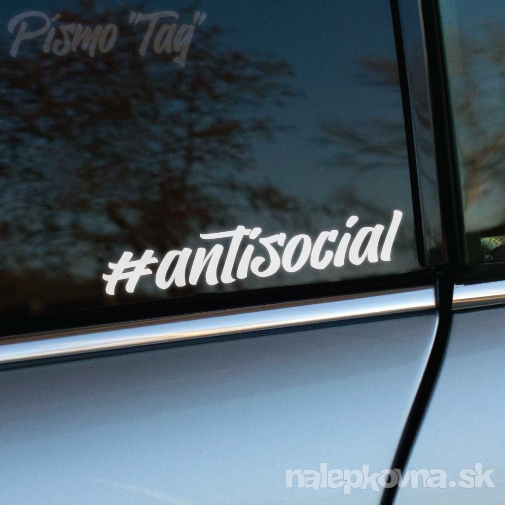 Plotrovaná nálepka #antisocial v originálnom graffiti tag štýle s plynulými líniami, ktoré dodávajú nápisu mestský rebelantský nádych.