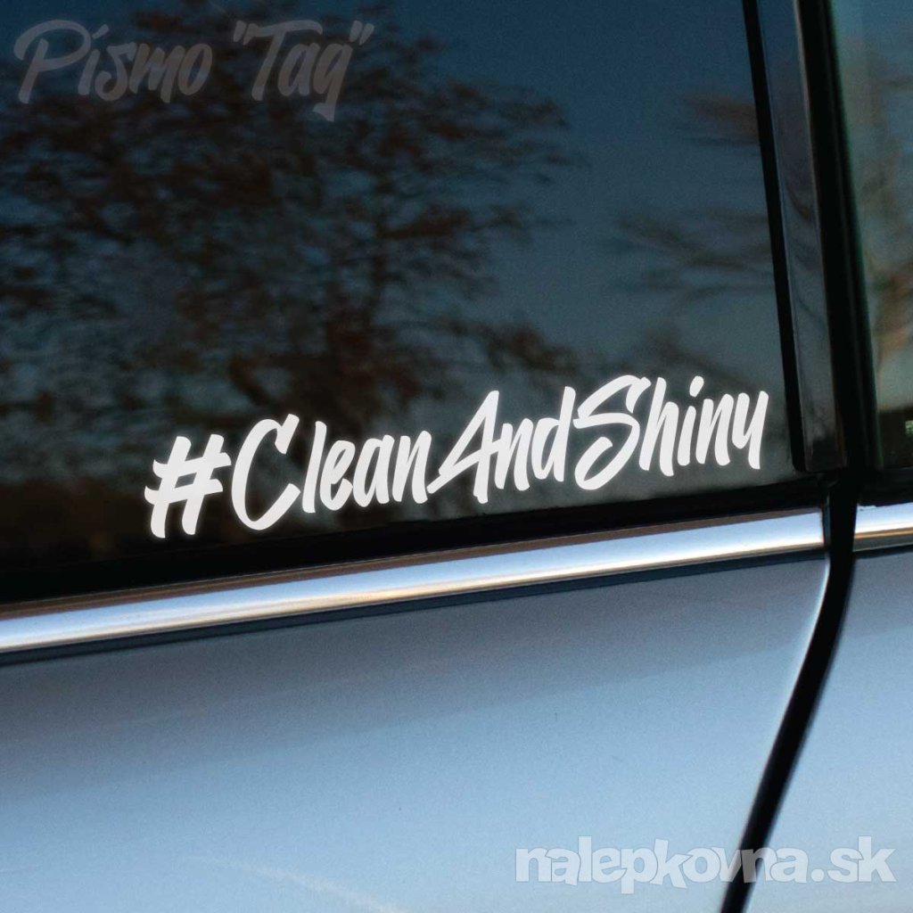 Plotrovaná nálepka s dynamickým hashtagom, písaná štýlovým plynulým písmom s presným znením nápisu #CleanAndShiny.