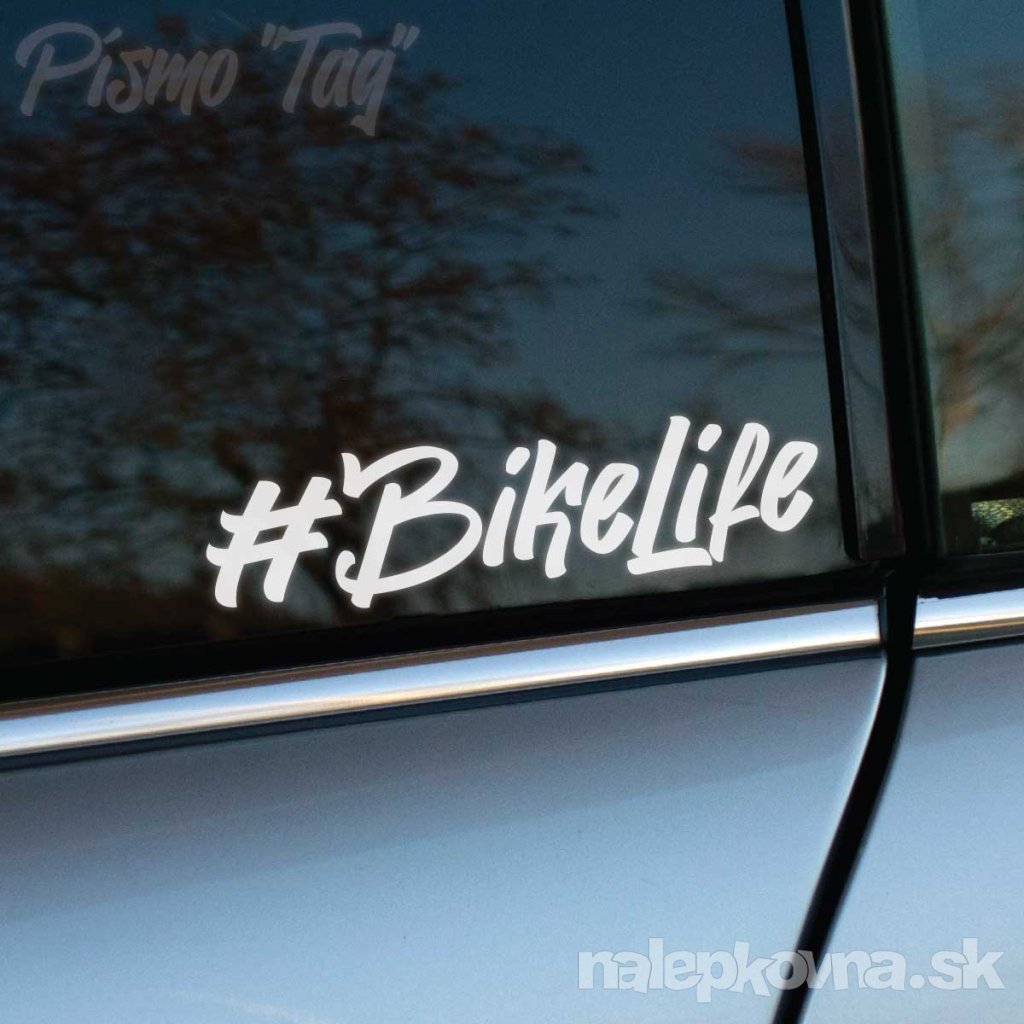 Plotrovaná nálepka s nápisom #BikeLife v štýle pouličného graffiti. Dynamický a výrazný textový motív s charakteristickým písmom typu Tag.