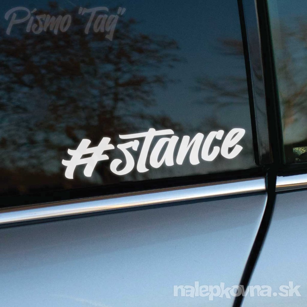 Plotrovaná nálepka #stance s moderným hashtagom a dynamickým nápisom v tagovacom štýle s jemne skoseným, plynulým písmom.