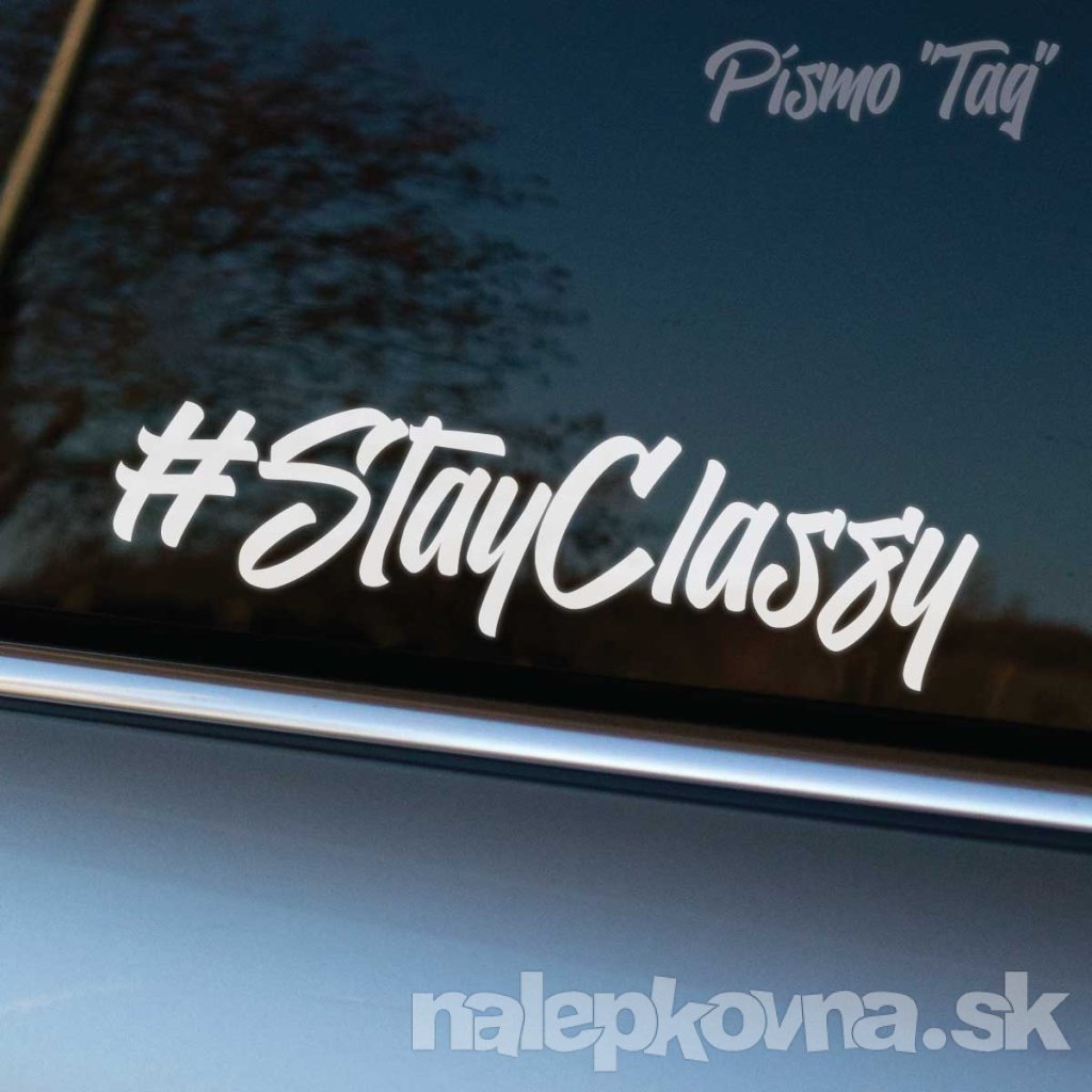 Na fotografii je nálepka „#StayClassy“ v dynamickom písme „Tag“, nalepená na okne auta so sivou karosériou. Tento dizajn vyjadruje odkaz na štýlovosť, eleganciu a sofistikovanosť, pričom zároveň zachováva moderný, neformálny nádych. Nálepka je ideálna pre tých, ktorí chcú zdôrazniť, že aj v automobilovej kultúre je možné zostať vkusný a decentný. Perfektný doplnok pre vozidlá, ktoré majú šarm, no zároveň nechýba ani rebelský prístup k štýlu.