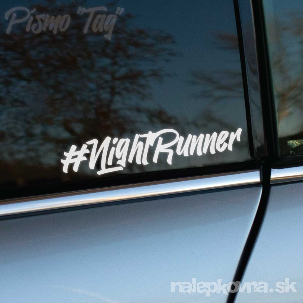 Plotrovaná nálepka #NightRunner v štýle street art tagu s energickými, ručne písanými líniami a výrazným mestským vizuálom.