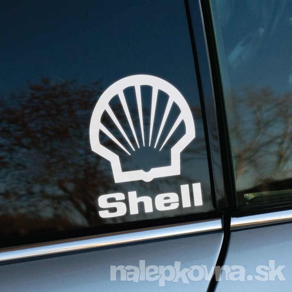 Biela nálepka s ikonickým logom „Shell“, predstavujúcim mušľu, je umiestnená na bočnom okne auta. Jej minimalistický a čistý dizajn dokonale ladí s tmavým sklom, čím vytvára elegantný a profesionálny vzhľad. Táto nálepka je ideálnym doplnkom pre motoristov, ktorí chcú ukázať svoju podporu jednej z najznámejších značiek v oblasti pohonných hmôt a technológií. Kvalitné spracovanie nálepky zabezpečuje dlhú životnosť a odolnosť voči poveternostným podmienkam.    **Kľúčové slová:** nálepka na auto, logo Shell, biela nálepka, mušľa Shell, samolepka na sklo, dekorácia na auto, tuning auta, nálepky na vozidlo, autodoplnky, moderný dizajn, kvalitné nálepky, nálepky na okno auta, značkové doplnky, štýlové dekorácie, personalizácia vozidla.