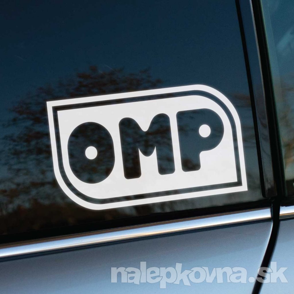 Biela nálepka s logom „OMP“, známeho výrobcu závodného a automobilového príslušenstva, umiestnená na bočnom okne auta. Elegantný dizajn s výraznými kontúrami a kontrastom na tmavom skle zvyšuje športový vzhľad vozidla. Táto nálepka je ideálnym doplnkom pre fanúšikov motoršportu, ktorí chcú zdôrazniť svoju vášeň pre kvalitné pretekárske vybavenie. Vysokokvalitné prevedenie zabezpečuje jej odolnosť voči vonkajším vplyvom a dlhú životnosť.    **Kľúčové slová:** nálepka na auto, logo OMP, biela nálepka, samolepka na sklo, tuning auta, športový dizajn, dekorácia na auto, nálepky na vozidlo, motoršport, autodoplnky, personalizácia auta, kvalitné nálepky, pretekárske vybavenie, moderný vzhľad auta, nálepky na okno auta.