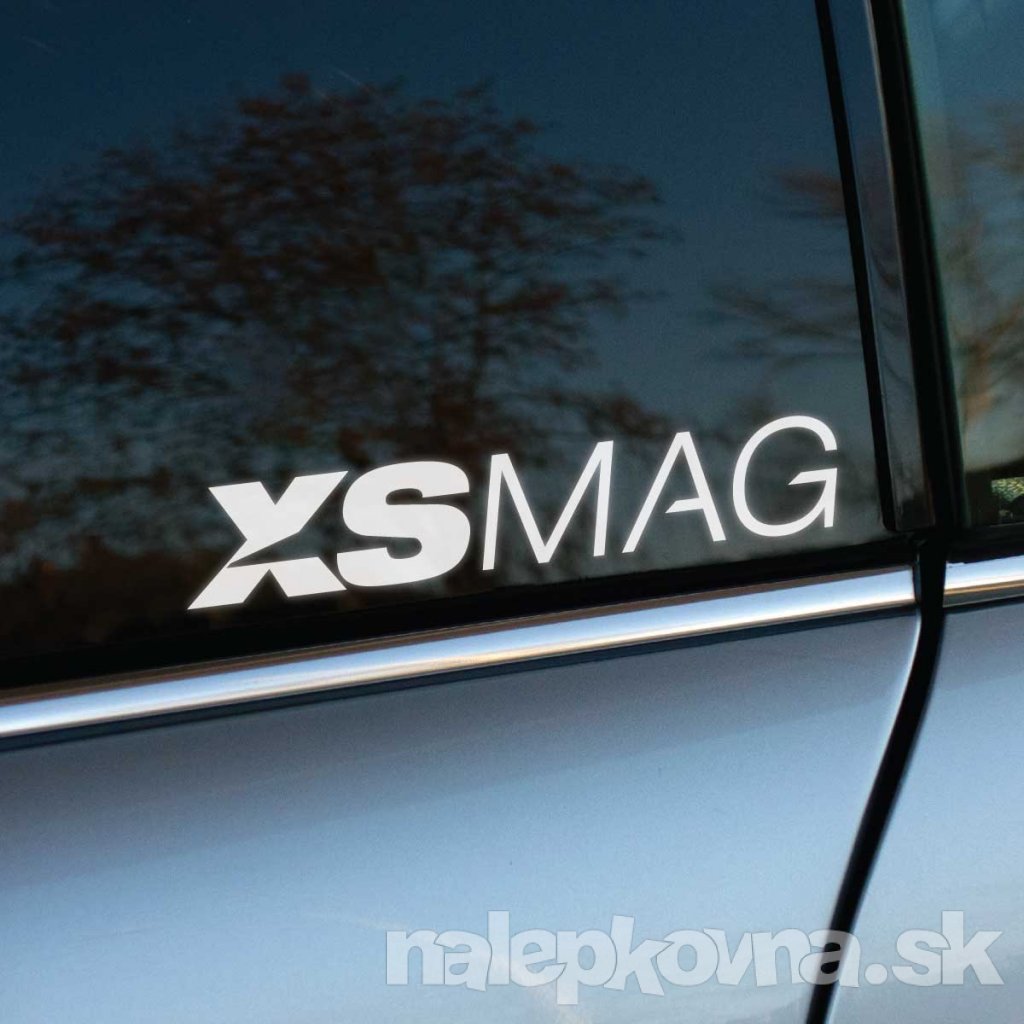 Biela nálepka s logom „XSMAG“, odkazujúca na známy motoristický časopis zameraný na tuning, motoršport a automobilovú kultúru, je umiestnená na bočnom okne auta. Minimalistický dizajn loga dodáva vozidlu moderný a športový vzhľad, ktorý ocenia fanúšikovia personalizácie a automobilového sveta. Táto nálepka je perfektnou voľbou pre tých, ktorí chcú vyjadriť svoju vášeň pre tuningovú scénu a automobilové trendy. Vyrobená z odolného materiálu, je trvácna a odoláva nepriaznivým poveternostným podmienkam.  Kľúčové slová: nálepka na auto, XSMAG logo, motoristický časopis, tuning, automobilová kultúra, biela nálepka, nálepky na vozidlo, nálepky na okno auta, športový dizajn, personalizácia auta, kvalitné nálepky, motoršport, štýlové dekorácie, moderný vzhľad auta