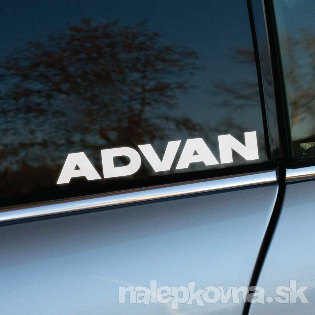 Biela nálepka s jednoduchým nápisom „ADVAN“ umiestnená na bočnom okne auta pôsobí čistým a elegantným dojmom. Táto nálepka odkazuje na značku známej pretekárskej série a vysokovýkonných pneumatík, symbolizujúc vášeň pre rýchlosť, presnosť a športový štýl. Minimalistický dizajn dokonale kontrastuje s tmavým sklom, čím pridáva vozidlu dynamický vzhľad. Vysokokvalitné prevedenie zaručuje odolnosť voči poveternostným podmienkam a dlhodobú trvácnosť, čo ju robí ideálnym doplnkom pre tuningových nadšencov.    **Kľúčové slová:** nálepka na auto, ADVAN logo, biela nálepka, minimalistický dizajn, tuning auta, športový vzhľad, nálepky na vozidlo, kvalitné nálepky, nálepky na okno auta, vysokovýkonné pneumatiky, pretekársky štýl, moderný dizajn, personalizácia auta, motoršport.