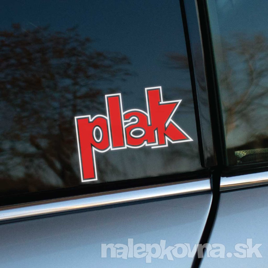 Plotrovaná nálepka na auto s logom Plak, červený retro nápis s bielym obrysom a dynamicky zalomeným písmom.