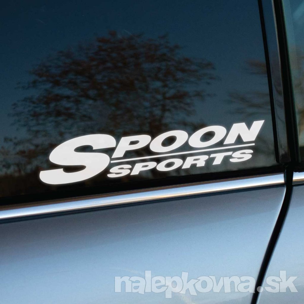 Na fotke je detail zadného okna auta s bielou nálepkou „Spoon Sports“ v jednoduchom, no výraznom písme. Táto nálepka odkazuje na známu japonskú spoločnosť špecializujúcu sa na tuning a vysokovýkonné diely pre športové automobily, najmä značky Honda. Biela nálepka kontrastuje s tmavým sklom auta, čím pridáva športový a dynamický vzhľad. Ideálna pre fanúšikov pretekárskej kultúry a motoristického tuningu, ktorí chcú zdôrazniť svoju vášeň pre výkon a rýchlosť.