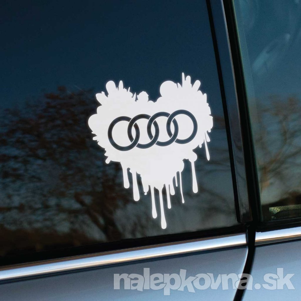 Plotrovaná nálepka na auto v tvare srdca s efektom stekajúcej farby, v strede doplnená o ikonické štyri kruhy Audi ako symbol lásky k značke.