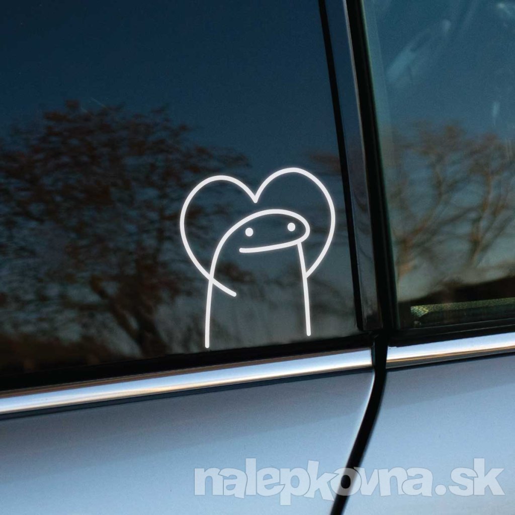 Jednoduchá biela nálepka na aute zobrazujúca kreslenú postavičku obklopenú veľkým srdcom, ktorá pôsobí milo a hravo. Táto minimalistická ilustrácia je nalepená na zadnom bočnom okne sivého auta, kde vďaka kontrastu s tmavým pozadím okna okamžite upúta pozornosť. Nálepka dodáva vozidlu jemný a priateľský vzhľad, ideálna pre tých, ktorí chcú svojmu autu pridať láskavý a osobitý prvok. Perfektná voľba pre fanúšikov originálnych nálepiek s romantickým motívom.