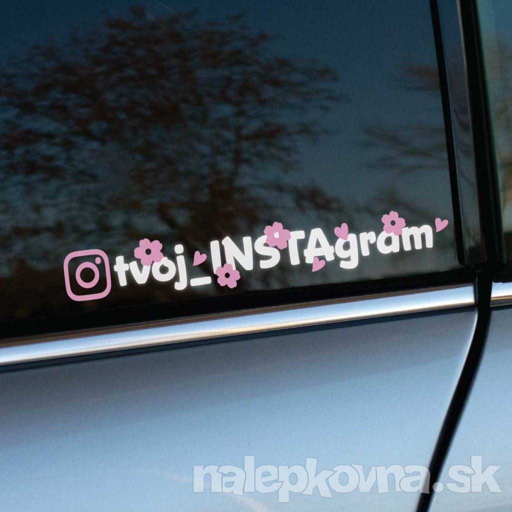Plotrovaná nálepka na auto s Instagram menom, ozdobená kvetmi a srdiečkami, originálny spôsob ako zdieľať svoj profil.