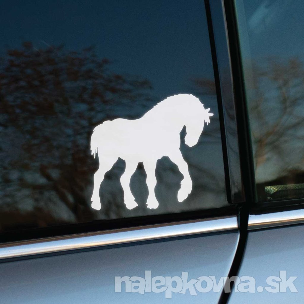 Plotrovaná nálepka norika s robustnou postavou, hustou hrivou a spusteným chvostom, realisticky tvarovaný siluetový motív.