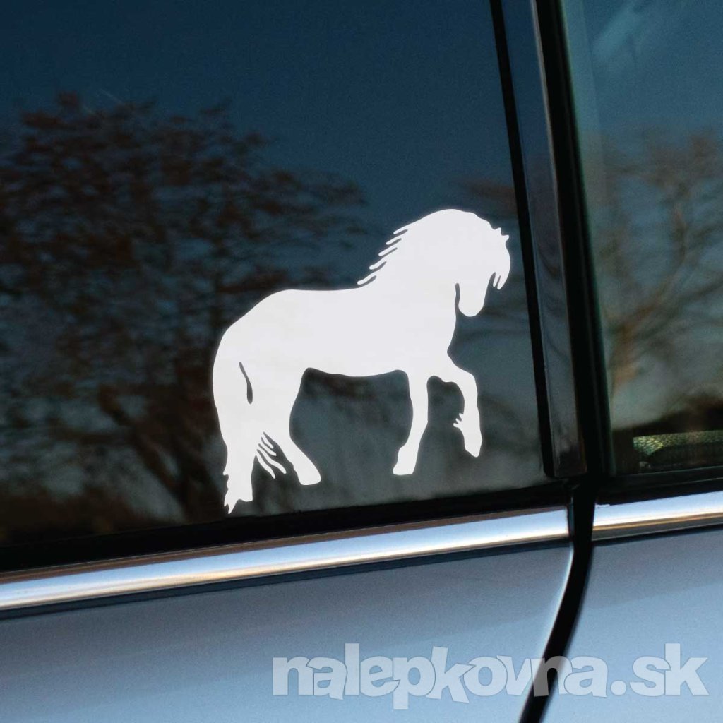 Plotrovaná nálepka frízskeho koňa s dlhým chvostom a hustou hrivou, v ladnom postoji so zdvihnutou nohou, precízne línie.