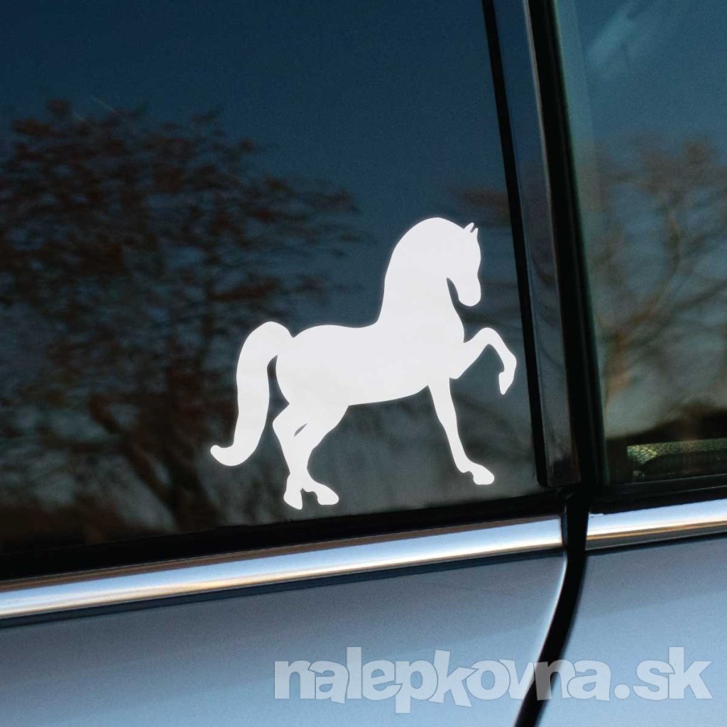 Plotrovaná nálepka lipicánskeho koňa v typickom postoji so zdvihnutou prednou nohou, elegantné línie a precízne vyrezanie.