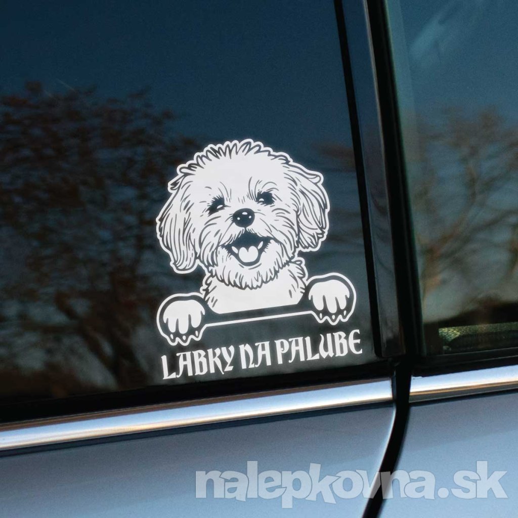 Plotrovaná nálepka maltezáka s veselým výrazom a nápisom „LABKY NA PALUBE“, detailne spracovaný chlpatý motív malého psa.