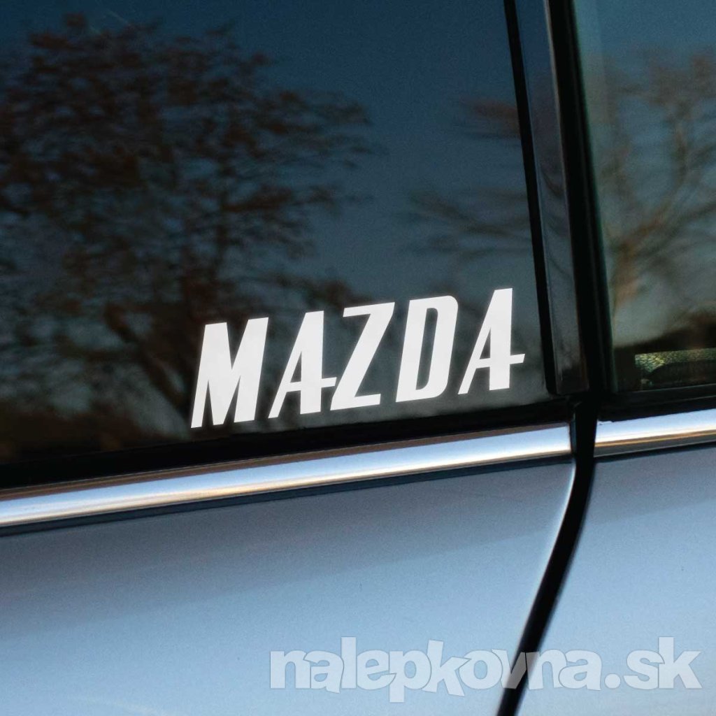 Plotrovaná nálepka s logom značky Mazda v hrubom písmovom štýle, precízne vyrezaný a výrazný minimalistický dizajn.