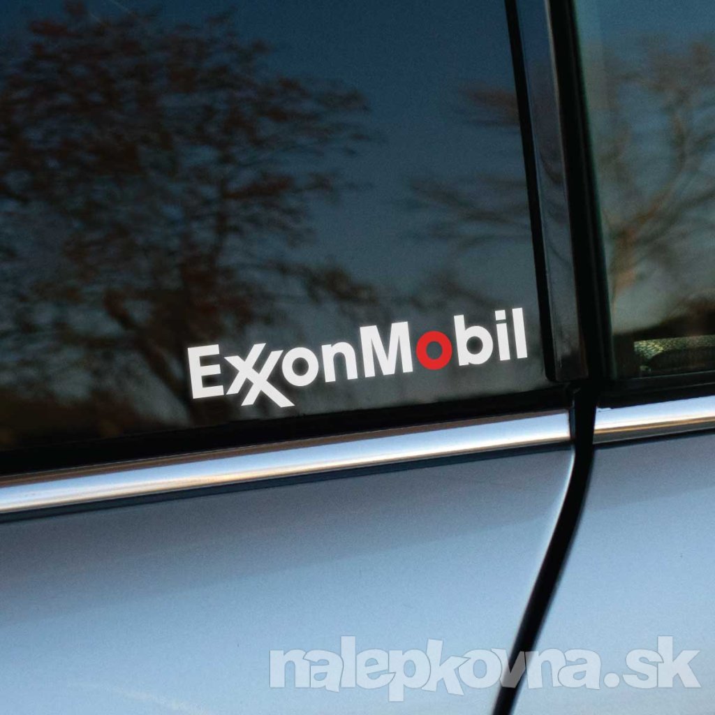 Plotrovaná nálepka s logom značky ExxonMobil, presne vyrezané písmo s dvojitým X a červeným zvýraznením písmena O.