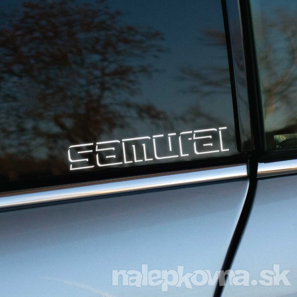 Plotrovaná nálepka s nápisom Samurai, hranaté futuristické písmo s úzkymi medzerami a ostrými líniami.
