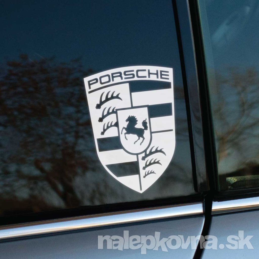 Plotrovaná nálepka s klasickým erbom Porsche, rozdeleným na polia so vzorom parohov a pruhov, s koňom v strede a nápisom „Porsche“ v hornej časti.
