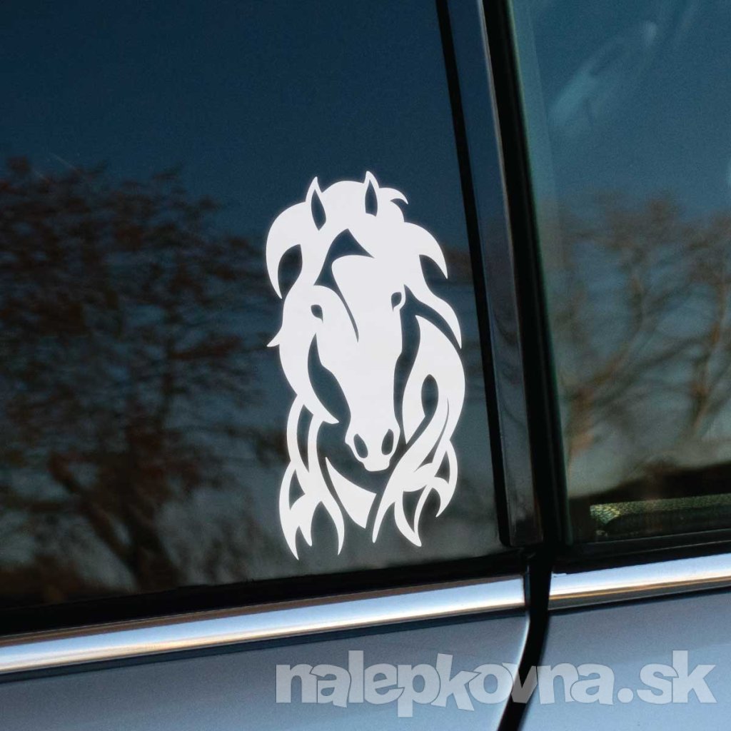 Plotrovaná nálepka s motívom hlavy koňa v tribal štýle, dynamické línie a symetrický dizajn pre výrazný vizuálny efekt.