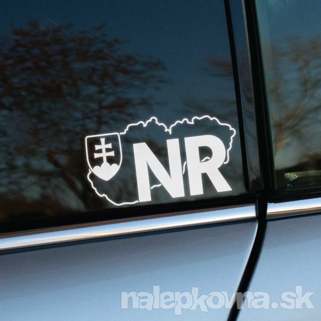 Plotrovaná nálepka s obrysom Slovenska, štátnym znakom a skratkou okresu NR v modernom minimalistickom štýle.